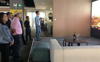 深圳市文體旅游局領(lǐng)導(dǎo)一行觀看炫之風(fēng)數(shù)字大屏售樓系統(tǒng)